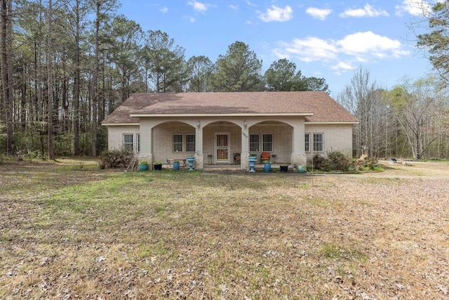 view of front of house featuring a porch and a front lawn