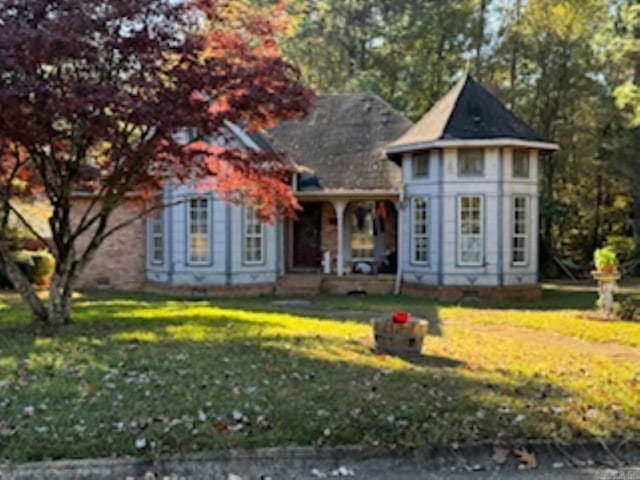 view of front of home featuring a front lawn and covered porch