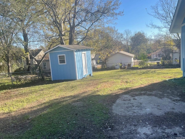 view of yard featuring a shed