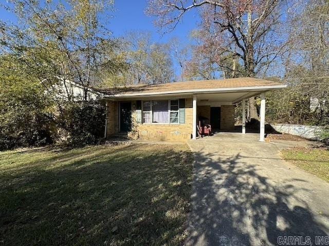 view of front of home with a carport and a front yard