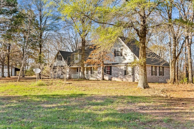 view of front facade featuring a front lawn