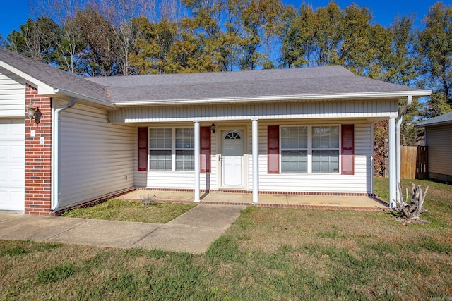 ranch-style home featuring a front lawn and covered porch