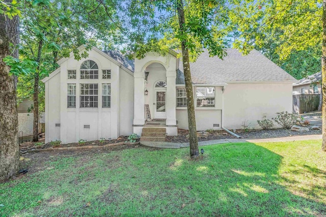 view of front of home with a front lawn