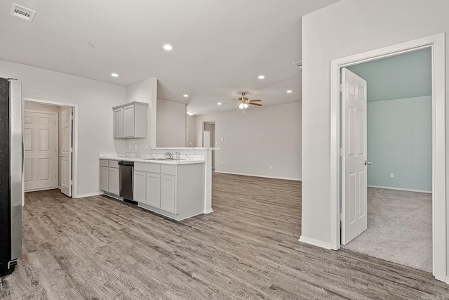 kitchen with ceiling fan, sink, stainless steel appliances, kitchen peninsula, and light wood-type flooring