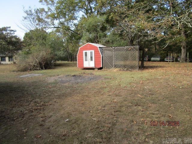 view of yard featuring a storage unit