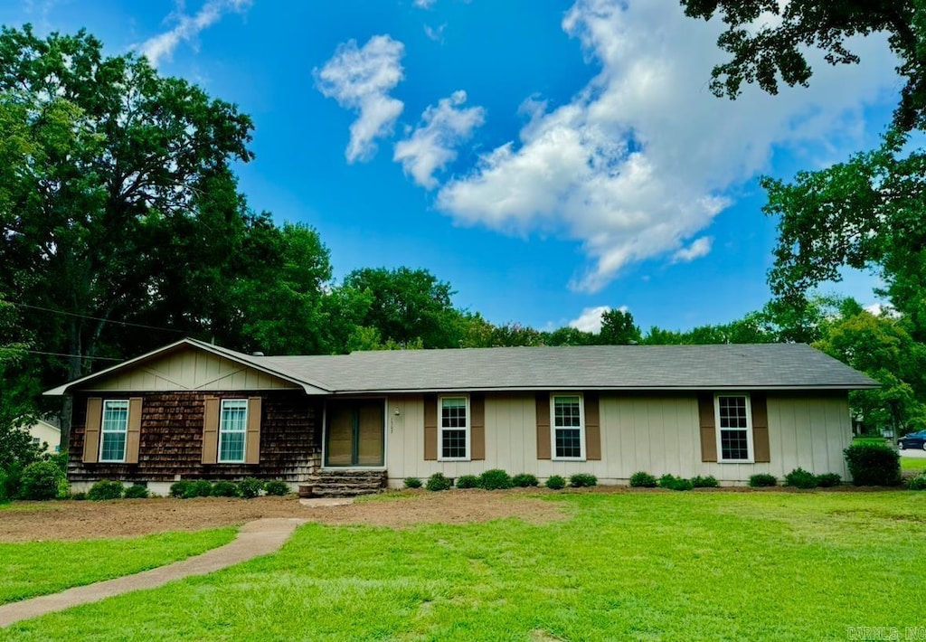 ranch-style house featuring a front lawn