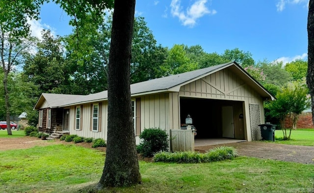 exterior space featuring a yard