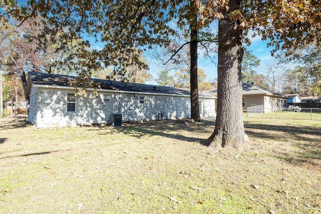 view of front facade featuring central air condition unit and a front lawn