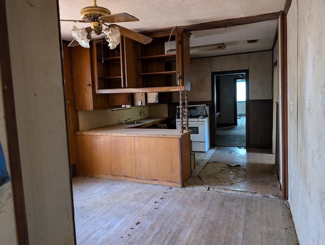 kitchen featuring ceiling fan, light hardwood / wood-style floors, white range with gas stovetop, and sink