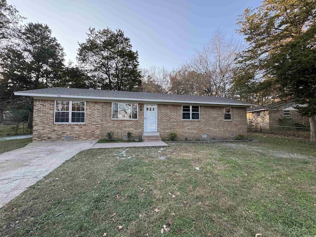 ranch-style house featuring a front lawn