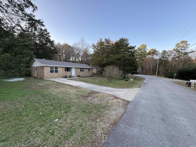 single story home featuring a front yard