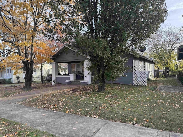 view of front of house featuring a front yard