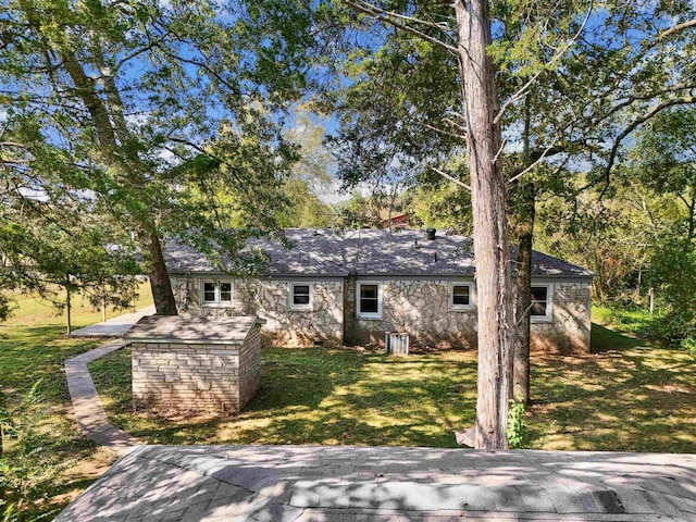 view of front of property with a front yard