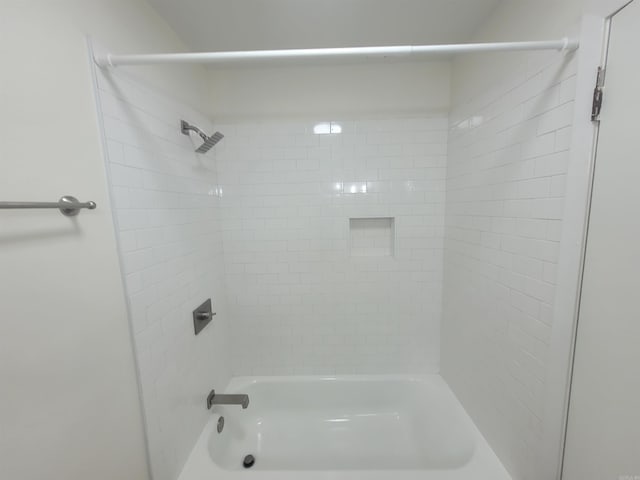 bathroom with tiled shower / bath