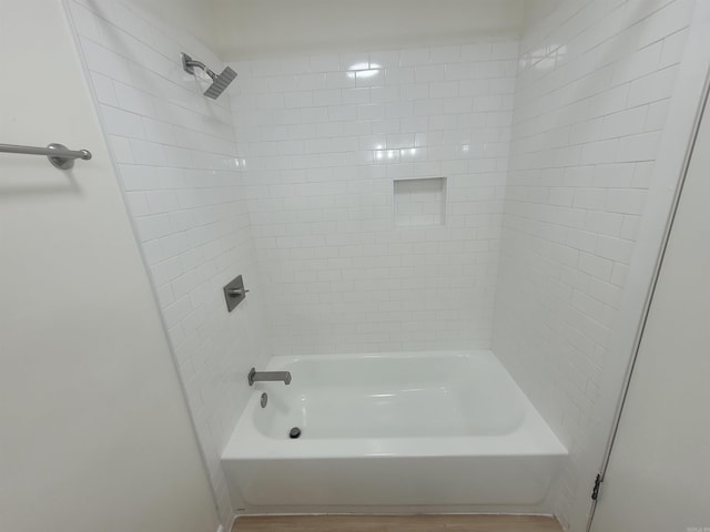 bathroom featuring tiled shower / bath combo