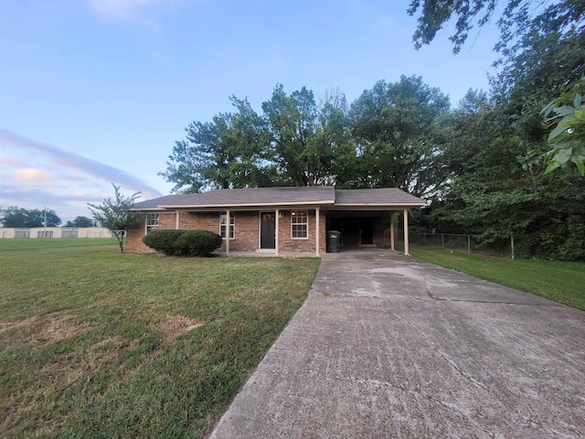 view of front of property featuring a yard and a carport