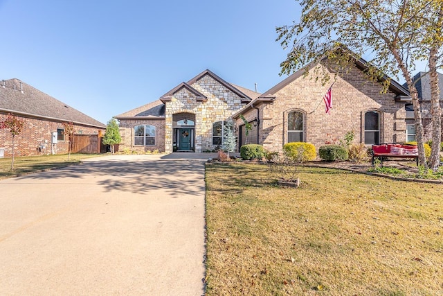 view of front of house featuring a front yard