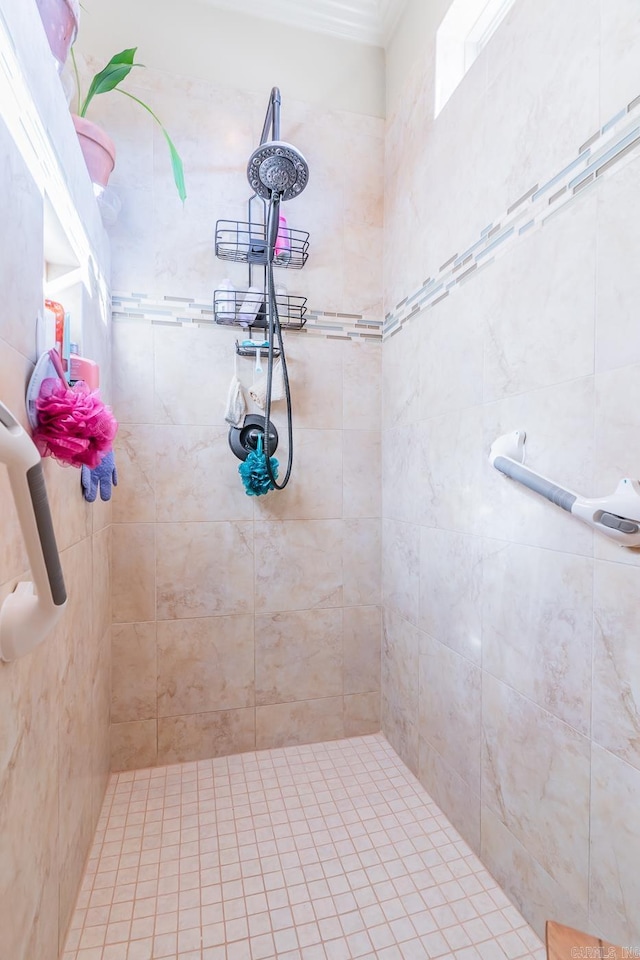 bathroom featuring a tile shower