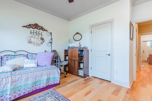 bedroom with ceiling fan, crown molding, and light hardwood / wood-style flooring