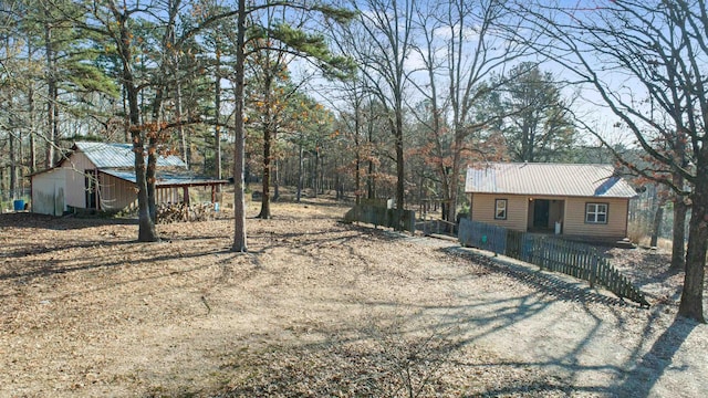 view of yard with an outdoor structure