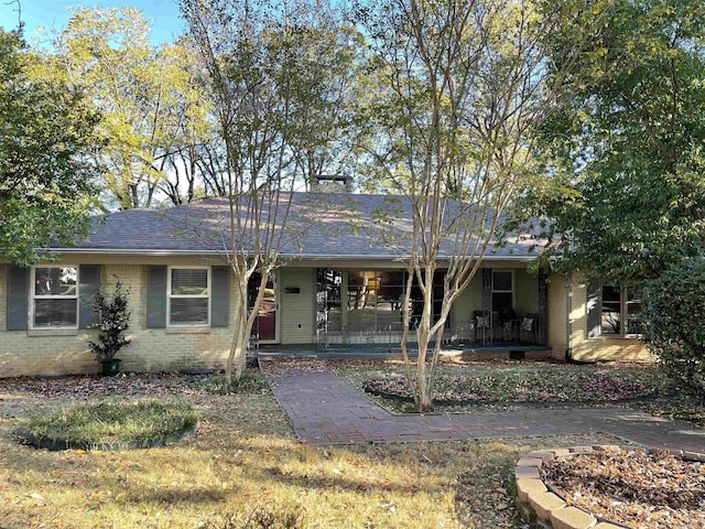 single story home with a porch