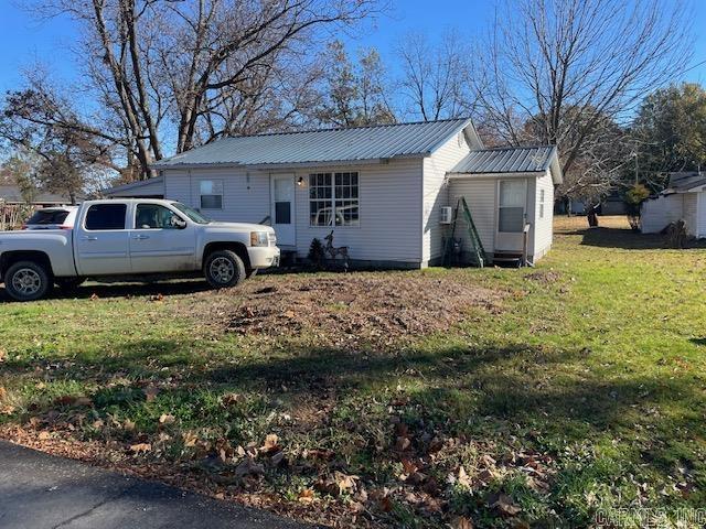 view of front of home featuring a front lawn