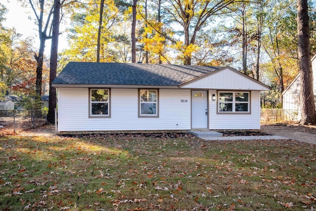 single story home featuring a front yard