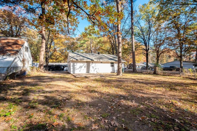 view of yard with an outbuilding