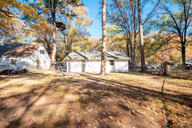 view of yard with a garage and an outdoor structure