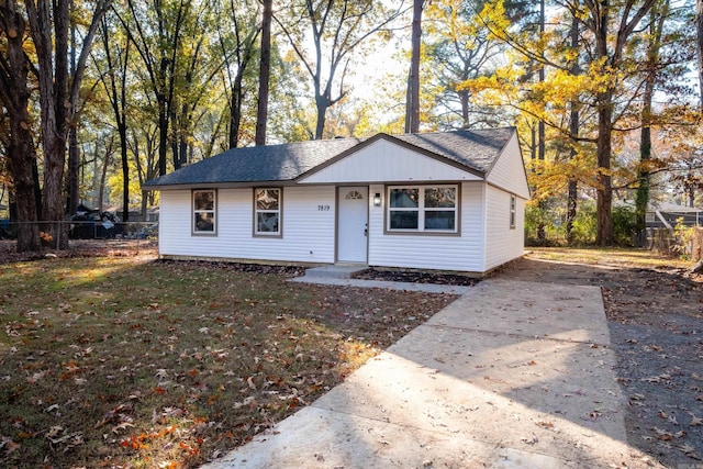 view of front of home featuring a front lawn