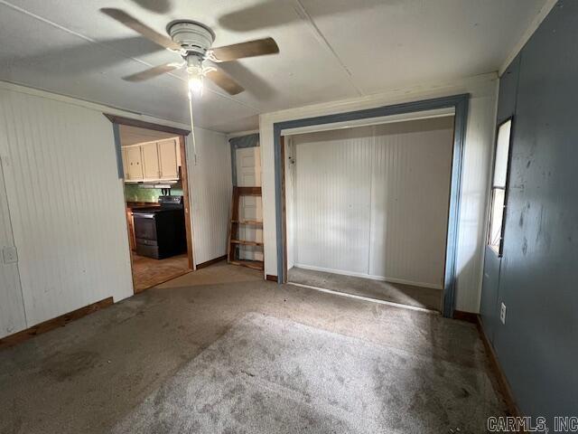 unfurnished bedroom featuring ceiling fan