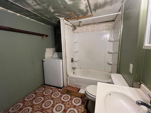 full bathroom featuring shower / bathing tub combination, washer / clothes dryer, toilet, and sink