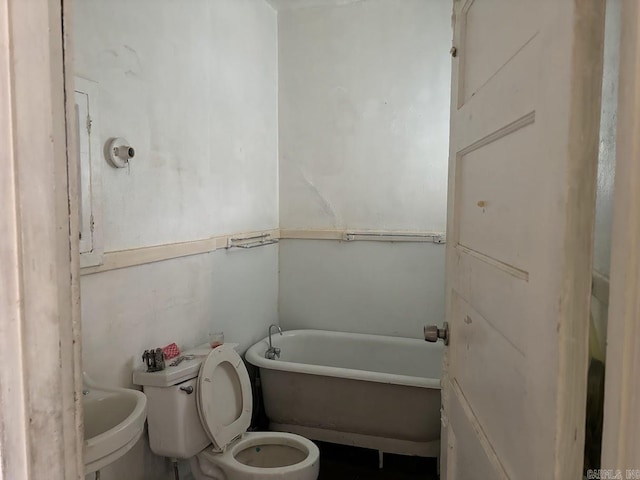 full bathroom featuring toilet and a bathtub