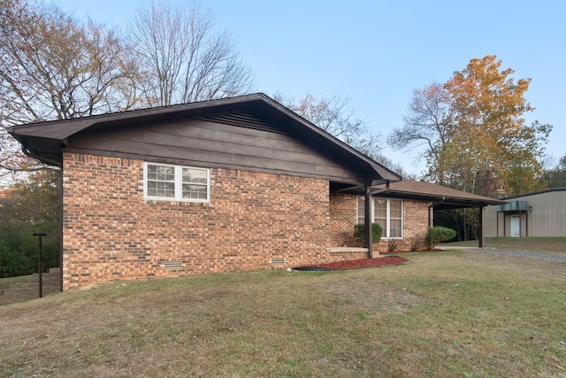 view of side of property featuring a lawn