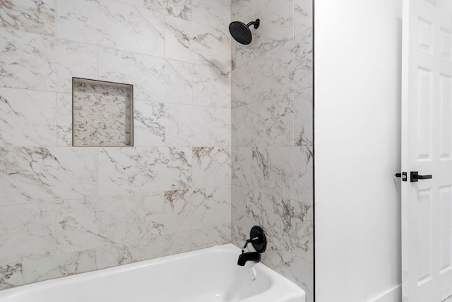 bathroom with tiled shower / bath