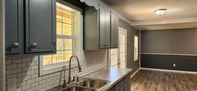 kitchen featuring gray cabinets, sink, hardwood / wood-style floors, and ornamental molding