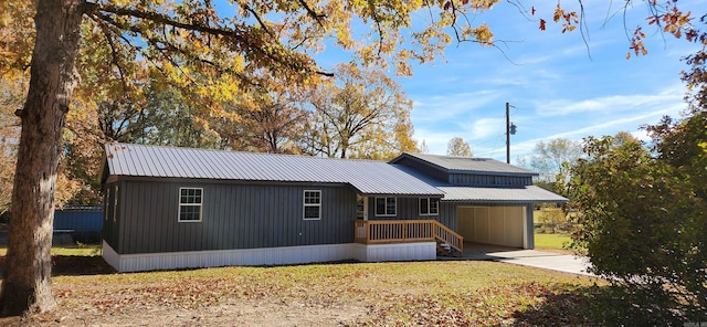 view of front facade with a front lawn