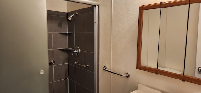 bathroom featuring tiled shower