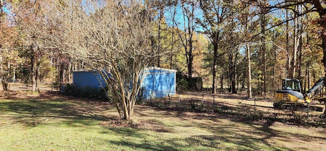 view of yard featuring an outbuilding