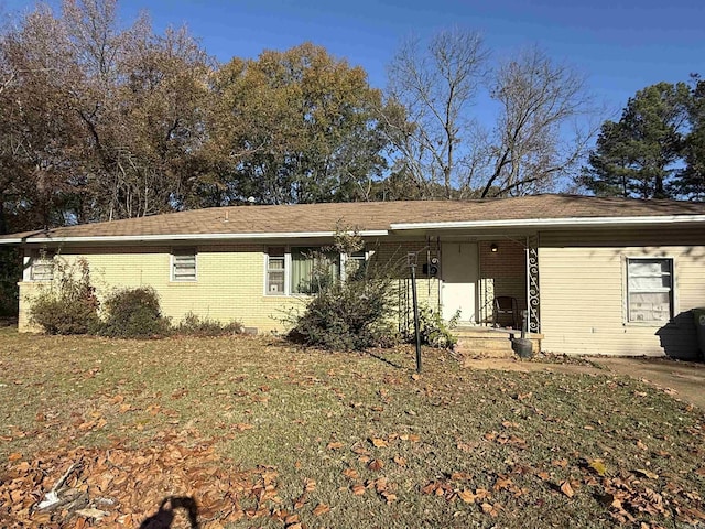 single story home with a front yard