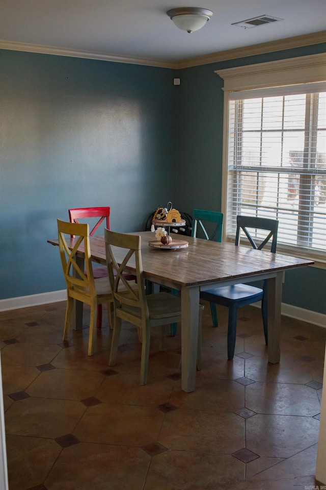 dining area with ornamental molding