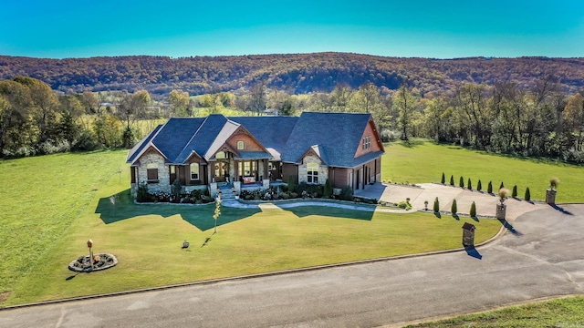 view of front facade featuring a mountain view and a front yard