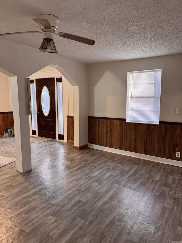 foyer featuring a textured ceiling, hardwood / wood-style flooring, and ceiling fan