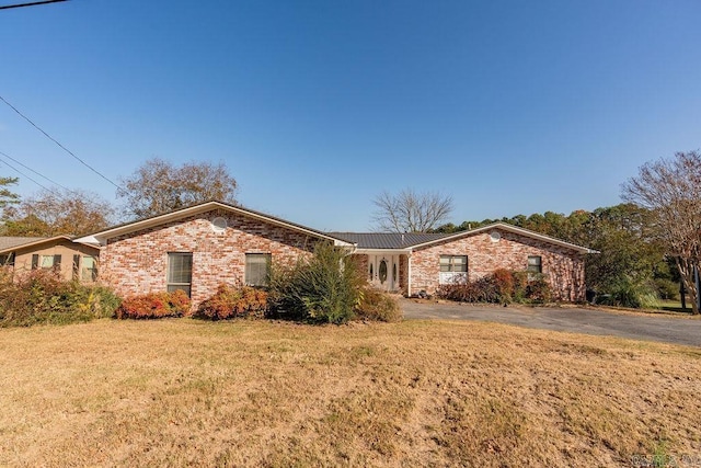 single story home with a front lawn