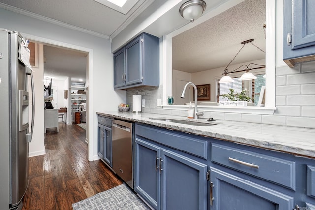 kitchen with sink, stainless steel appliances, tasteful backsplash, dark hardwood / wood-style flooring, and blue cabinets