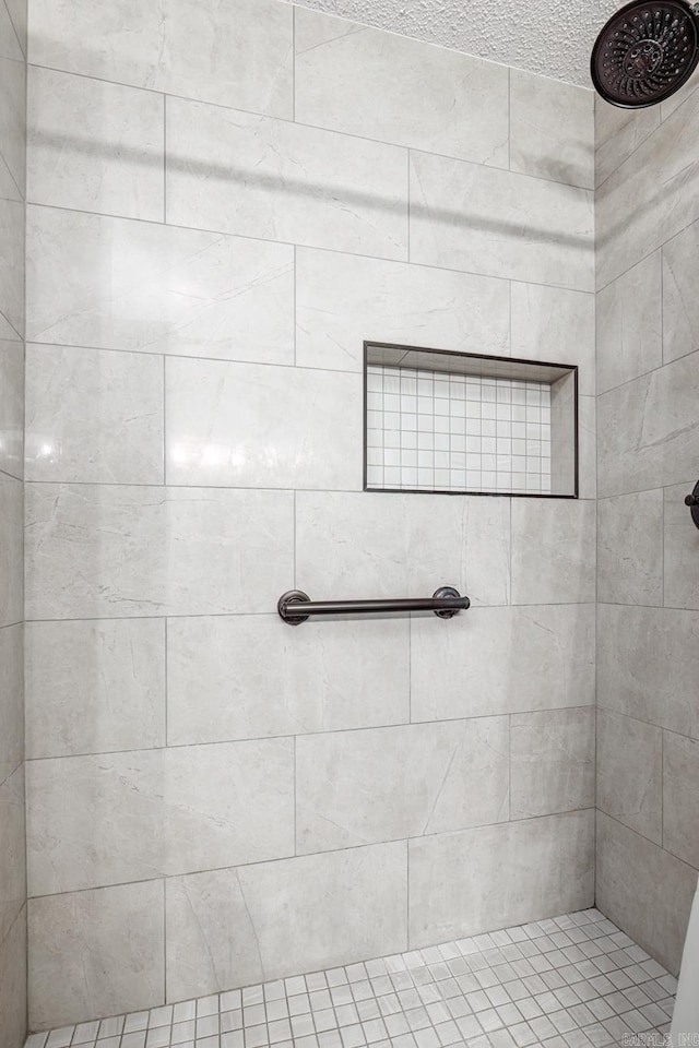 bathroom featuring tiled shower