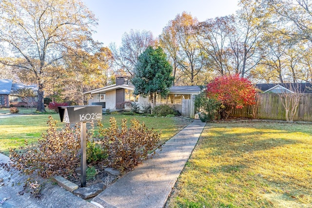 ranch-style house featuring a front lawn