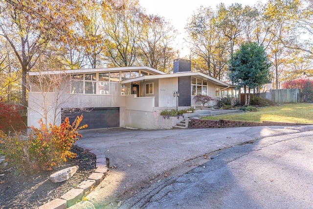 ranch-style house featuring a front lawn and a garage