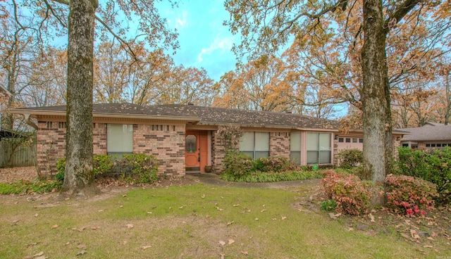 single story home featuring a front lawn