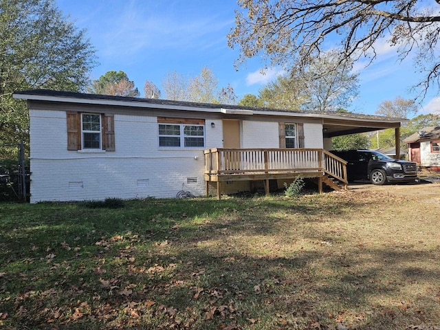 view of front of home featuring a carport, a deck, and a front lawn